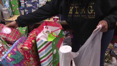 Jesus Christ - 'These children really need our help': Philadelphia non-profit hands out 500 gifts to families in need - fox29.com - Philadelphia - city Santa Claus