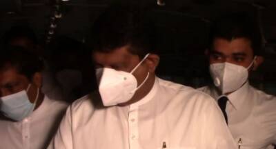 Nalaka Godahewa - (VIDEO) Nalaka Godahewa confronted by passengers for delaying bus - newsfirst.lk - Sri Lanka