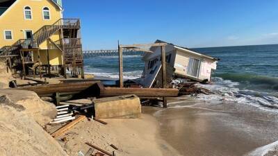 North Carolina beach house collapses into ocean as rising seas eat up shoreline - fox29.com - state North Carolina