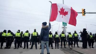 Trucker protests: Windsor police begin clearing out Ambassador Bridge blockade - globalnews.ca - county Windsor