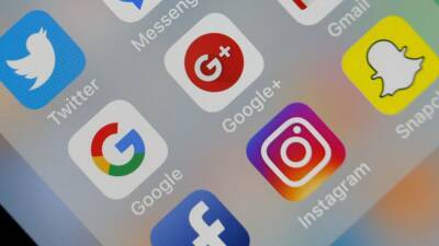 Amy Klobuchar - Senators introduce bill to address social media harm, addiction - fox29.com - France