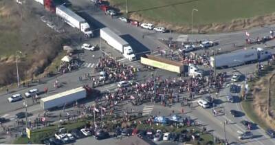 Convoy vehicles break through RCMP barricades as B.C. border crossing effectively closed - globalnews.ca - Canada - county Ontario