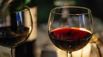 Drinking red wine can reduce COVID risk, shows study. But, here's the problem - livemint.com - India