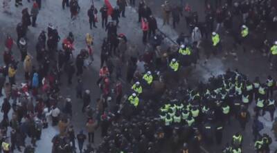 RAW VIDEO: Mounted unit moves through protesters in Ottawa - globalnews.ca - city Ottawa