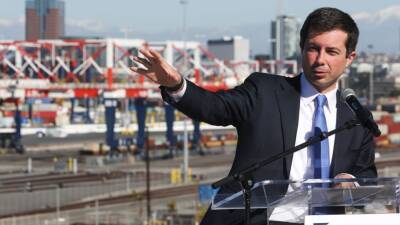 Joe Biden - Pete Buttigieg - Mario Tama - US ports to get $450M to help ease supply chain congestion, lower prices - fox29.com - Usa - Los Angeles - state California - Washington - county Long