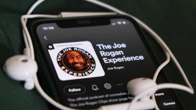 Joe Rogan - Jakub Porzycki - Spotify won't be 'silencing' Joe Rogan amid controversy: CEO - fox29.com - Poland