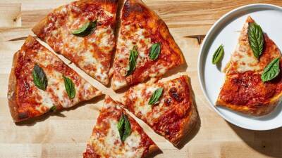 National Pizza Day 2022: Deals to take advantage of on the cheesiest day of the year - fox29.com - New York - Usa - state California - county Day - Georgia