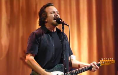 Pearl Jam - Eddie Vedder - Glen Hansard - Andrew Watt - Duff Mackagan - Eddie Vedder discusses contracting COVID-19: “It felt pretty serious” - nme.com - New York - Los Angeles - city Seattle - state New Jersey - city Los Angeles - county San Diego - Chad