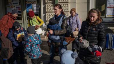 Joe Biden - Jens Stoltenberg - Volodymyr Zelenskyy - US to accept up to 100,000 Ukrainian refugees, expand Russia sanctions - fox29.com - Usa - city Brussels - Washington - city Washington - Russia - Poland - Ukraine