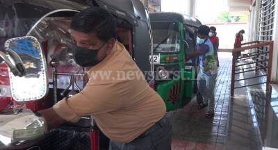 Sri Lankans - Colombo Port - Gamini Lokuge - Rohitha Abeygunawardena - Sri Lanka’s Fuel Crisis : Despite multiple assurance from Min. Lokuge, people are still in line - newsfirst.lk - Sri Lanka