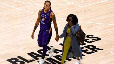 Brittney Griner - WNBA star Brittney Griner's wife thanks fans for their support, asks for privacy after player's arrest - fox29.com - Usa - Russia - city Moscow