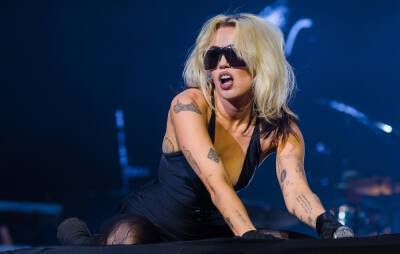 Miley Cyrus - Steven Tyler - Miley Cyrus tests positive for COVID-19, but says “it was definitely worth it” - nme.com - Argentina - Chile - Colombia
