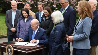 Donald Trump - Joe Biden - Biden visits Seattle on Earth Day: President signs order to protect old-growth forests from fire - fox29.com - Usa - state Washington - county Park