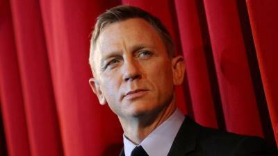 Daniel Craig - Daniel Craig Tests Positive for COVID, Prompting Cancellation of 'Macbeth' Shows - etonline.com