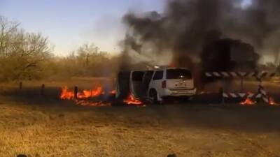 Greg Abbott - Dramatic video shows Texas troopers, Border Patrol rescuing smuggled woman from burning car - fox29.com - Usa - state Texas - Mexico