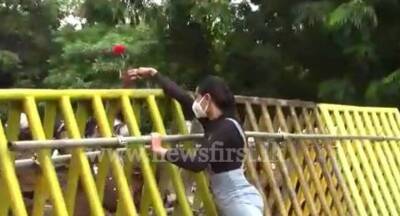 Sri Lankans - (VIDEO) Rose offered to police manning Parliament barricade - newsfirst.lk - Sri Lanka