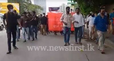 Gotabaya Rajapaksa - Mahinda Rajapaksa - State, Private University students march together in protest - newsfirst.lk - Sri Lanka