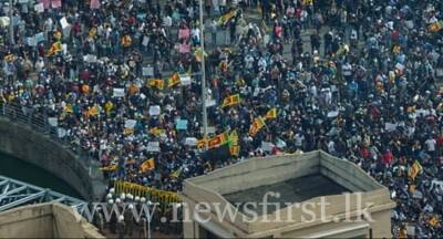 IN PICTURES: Crowds gather for peaceful protest at Galle Face - newsfirst.lk
