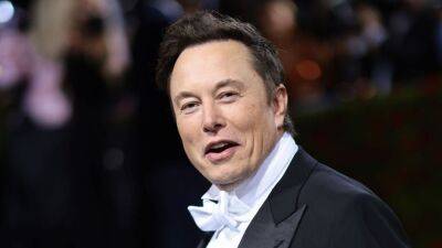 Elon Musk - Elon Musk: Twitter deal 'temporarily on hold' pending details on spam accounts - fox29.com - city New York