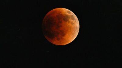 Total lunar eclipse's 'blood moon' delights across the US - fox29.com - Usa - state California - state North Carolina - county Park