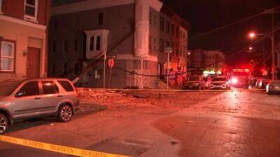 Partial building collapse leaves wire and debris falling in Brewerytown - fox29.com