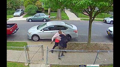 Video: Mugger pistol-whips victim in Queens - fox29.com - New York - Spain - county Queens - Jamaica
