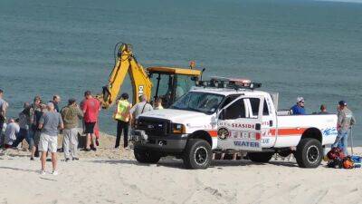 2 juveniles trapped in sand on New Jersey beach, police say - fox29.com - state New Jersey