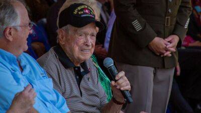 Williams - WWII veteran surprised with long-overdue medals, including Bronze Star - fox29.com - Germany - France - state Texas - city San Antonio - Houston, state Texas - Belgium