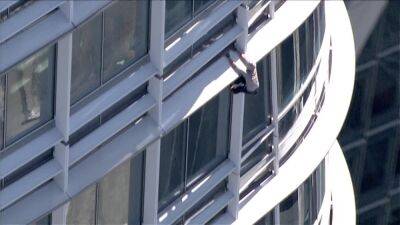 Video: Anti-abortion activist scales 60-floor San Francisco Salesforce tower - fox29.com - San Francisco - city San Francisco