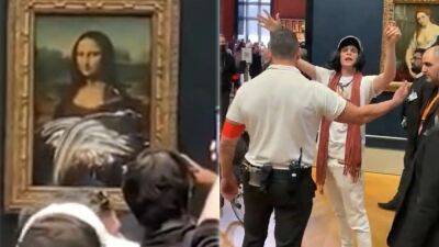 Mona Lisa - Leonardo Da-Vinci - Mona Lisa attacked with cake by man disguised as older woman in wheelchair - fox29.com - France - Russia - city Paris