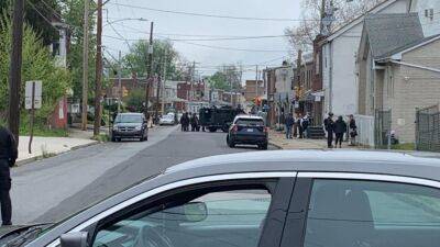 Jeff Cole - SWAT team responds to barricade in Chester involving alleged fatal shooting suspect - fox29.com - state Pennsylvania - state Delaware - county Chester