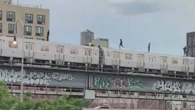 Video: Subway surfers ride on top of J train into Brooklyn - fox29.com - New York - city New York - county Queens