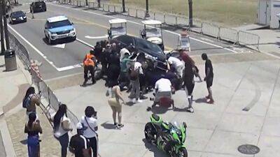 Video shows bystanders lifting car to rescue pinned motorcyclist after crash - fox29.com - Los Angeles - state South Carolina - city Myrtle Beach