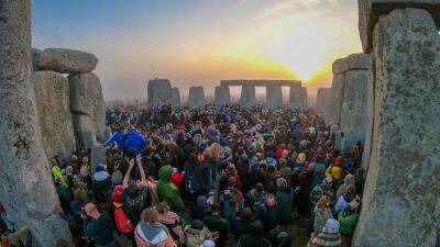 Summer solstice 2022: Thousands greet longest day at ancient Stonehenge monument - fox29.com - Britain