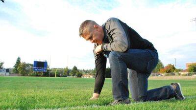 Supreme Court sides with Bremerton football coach who wanted to pray on the field - fox29.com - Washington - city Washington