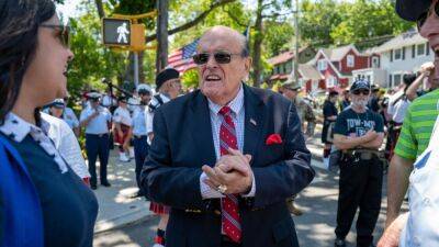 Donald Trump - Spencer Platt - Rudy Giuliani - Rudy Giuliani slapped by supermarket employee while campaigning for son - fox29.com - New York - city New York - county Island - county York - county Andrew - city Charleston