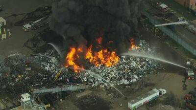 Philadelphia firefighters battle large junkyard fire in Kensington - fox29.com - state New Jersey