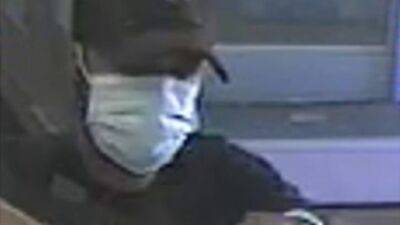 FBI: 'Armed and dangerous' suspect still on the loose after robbing Citizens Bank in Port Richmond - fox29.com - city Richmond