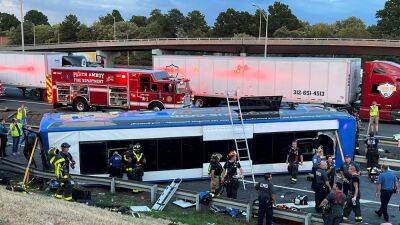 Bus overturns on NJ Turnpike - fox29.com - state New Jersey - county Middlesex