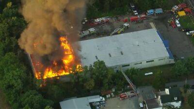 Steve Keeley - Bob Kelly - Three-alarm fire burning at Mount Holly Motorsports in Vincentown - fox29.com - state New Jersey - county Burlington