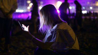 People enter 'dissociative state' when using social media, researchers say - fox29.com - Spain - city Seattle - Washington