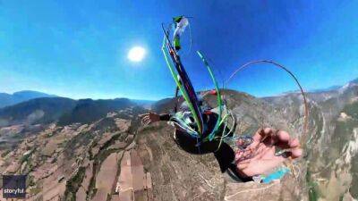 Video: Paraglider barely avoids death after parachute gets tangled, backup doesn't open - fox29.com - Spain