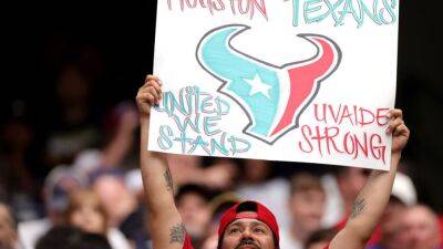 Houston Texans honor Uvalde shooting victims, host HS team Sunday - fox29.com - state Texas - Houston, state Texas - city Indianapolis - city Houston, state Texas - county Uvalde
