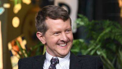 Gary Gershoff - Ken Jennings - 'Jeopardy!' fans criticize Ken Jennings for allowing contestant to correct answer - fox29.com - city New York - Britain