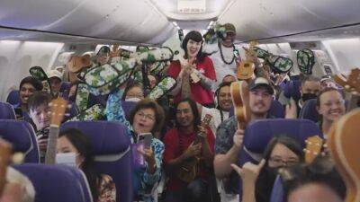 Guitar Center, Southwest give surprise in-flight ukulele lesson to passengers - fox29.com - state California - state North Carolina - state Hawaii - county Windsor