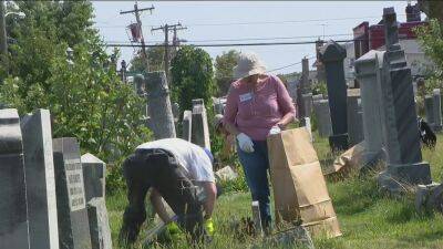 Over 100 volunteers gather in Oxford Circle to restore historic cemetery - fox29.com - county Oxford