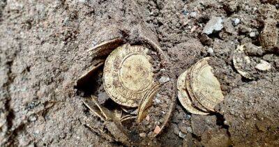 ‘One hell of a piggybank’: Couple finds cache of 400-year-old coins under kitchen - globalnews.ca - Britain