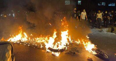 Iran protests: Women burn hijabs, cut hair after death of woman in police custody - globalnews.ca - Iran - Russia - city Tehran - Ukraine
