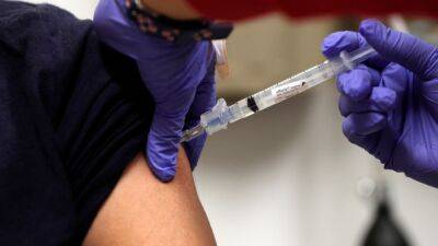 Should I get the new COVID booster and flu shot at the same time? Your questions, answered - fox29.com - Usa