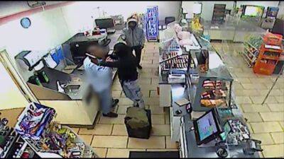 Police searching for suspects caught on video robbing Tacony 7-Eleven at gunpoint - fox29.com